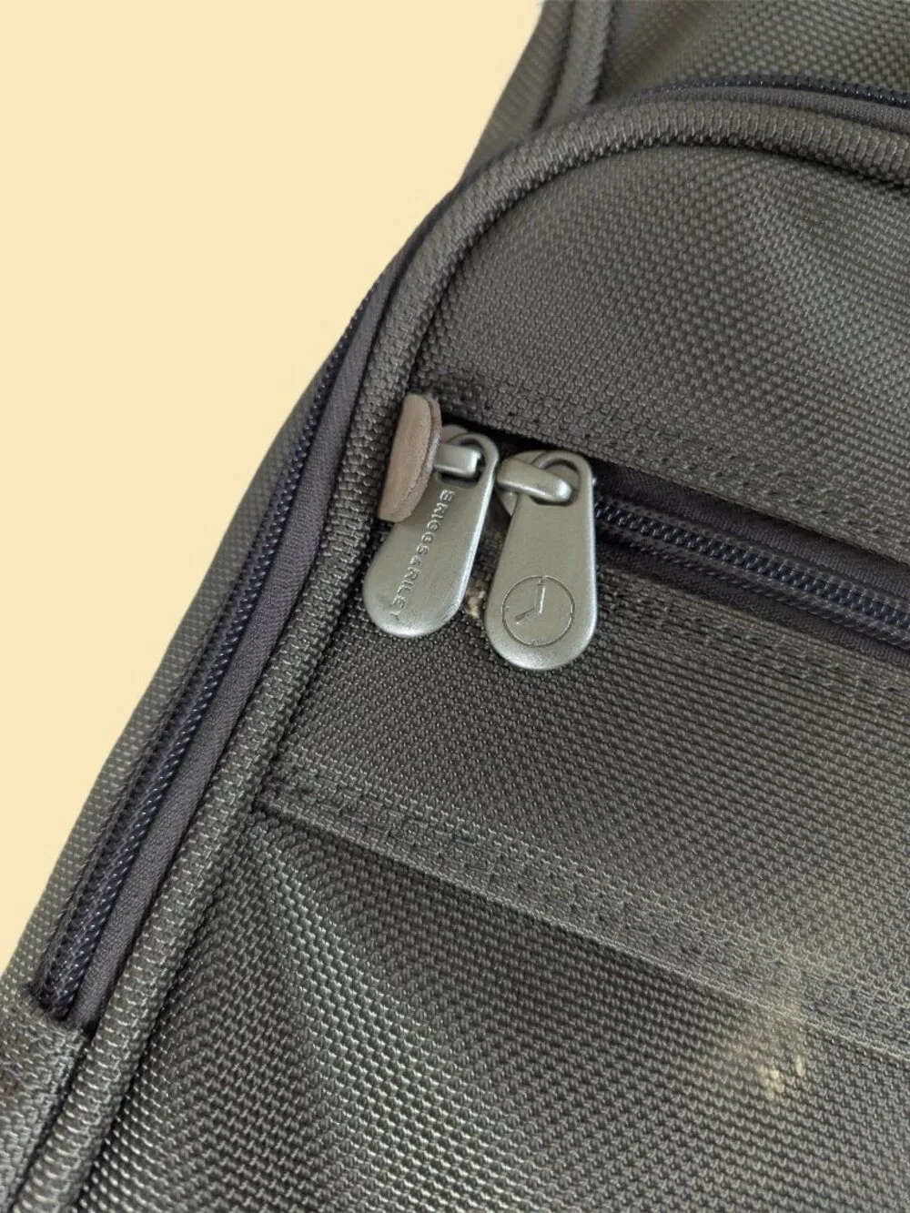 Briggs & Riley Baseline Nylon Garment Carrier w shoulder strap & combo lock